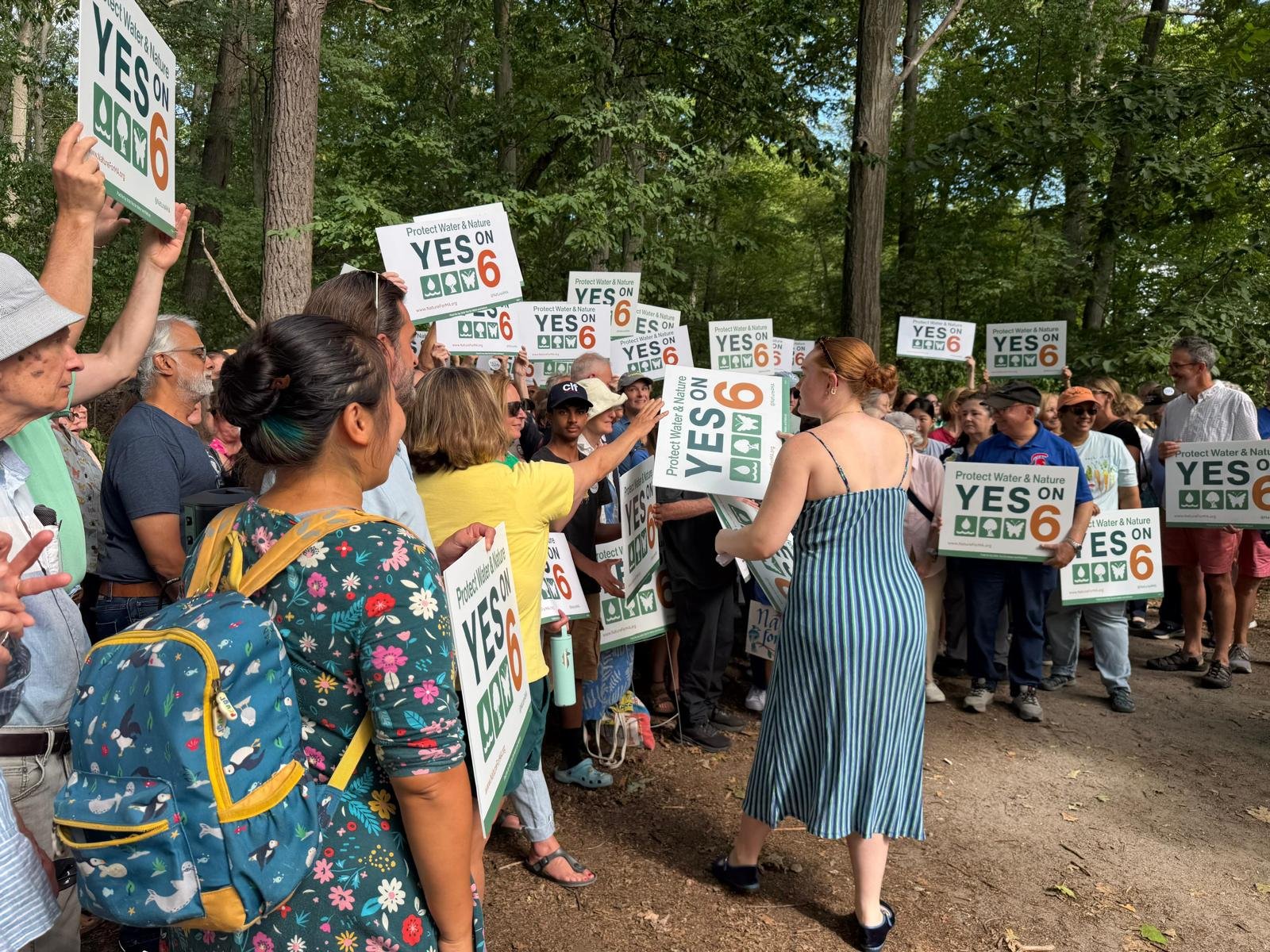 Maura Healey participa de mobilização pelo “Yes on 6” em Massachusetts