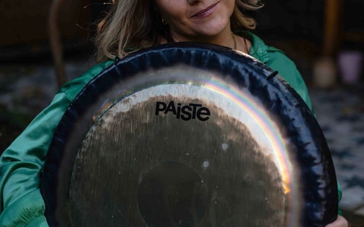 Ana Paola Roveda: quando o som se torna caminho para o equilíbrio emocional